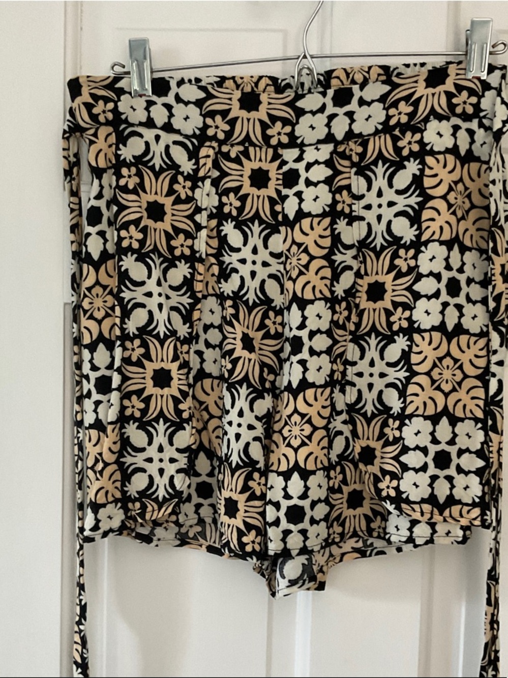 Black Tile-Print High-Waist Skort with Beige & Cream Pattern